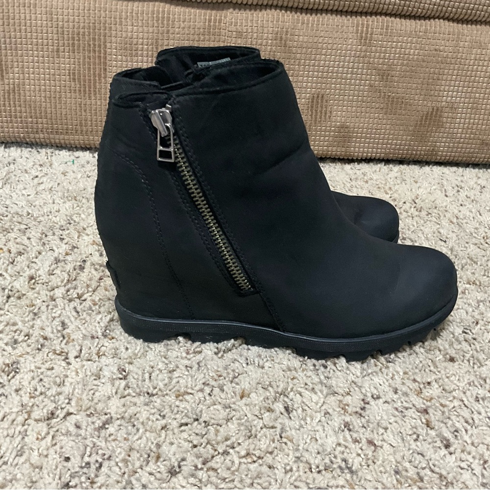 Sleek Black Wedge Ankle Boots with Zipper - Picture 2 of 12